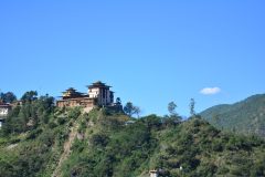 Blick auf Dobji Dzong entlang der Autobahn zwischen Phuentsholing und Thimphu.