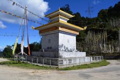 Ein Chorten an einem mit dem Auto befahrbaren Bergpass in Zentralbhutan.