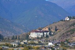 Rinpung Dzong, Paro mit Ta-Dzong oben rechts