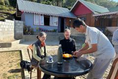 Der Gastgeber Sonam mit Kurt und Monica