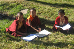 Kleine Mönche im Sangachoeling-Kloster